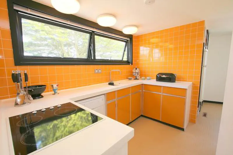 Kitchen at Retro Modernist house in Preston, K392 (photo 7)