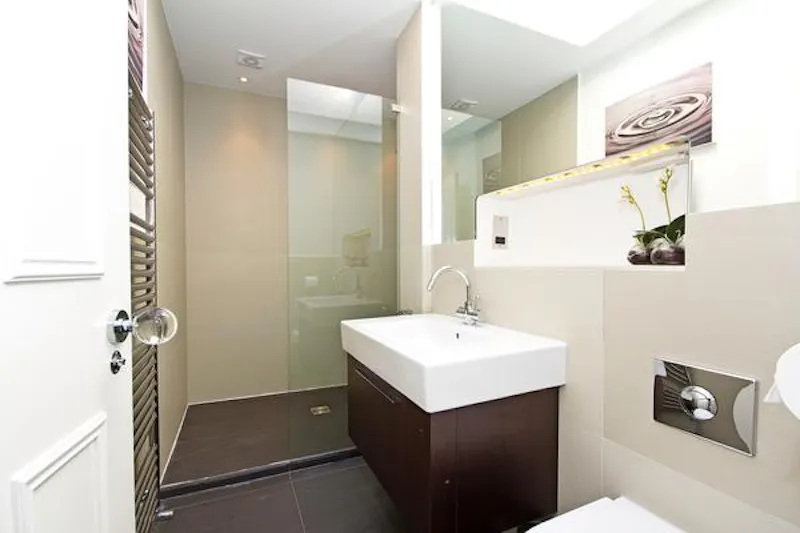 Bathroom at Stylish Wandsworth family house, B1640 (photo 20)