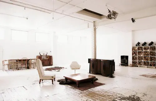 White distressed Hackney studio, N271