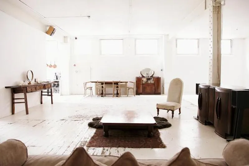 Open plan at White distressed Hackney studio, N271 (photo 5)