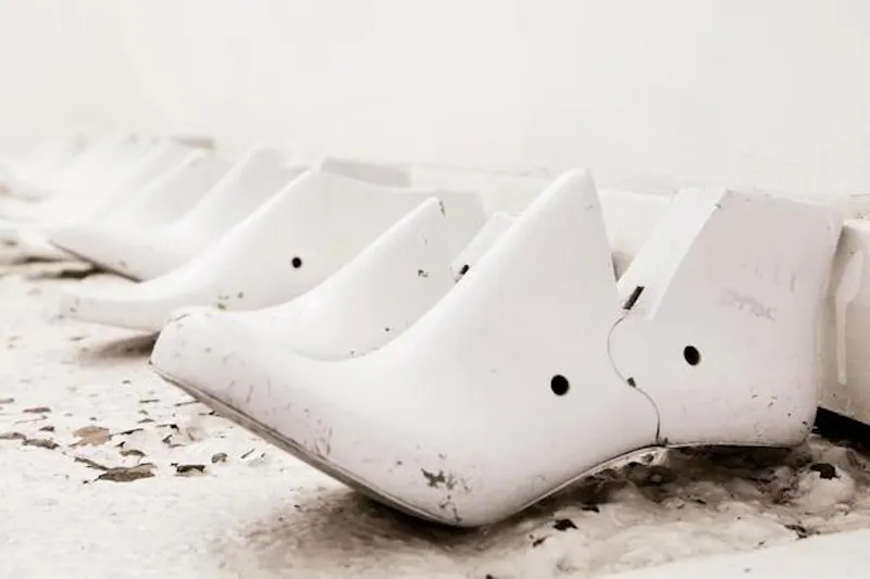 White distressed Hackney studio, N271 (photo 9)
