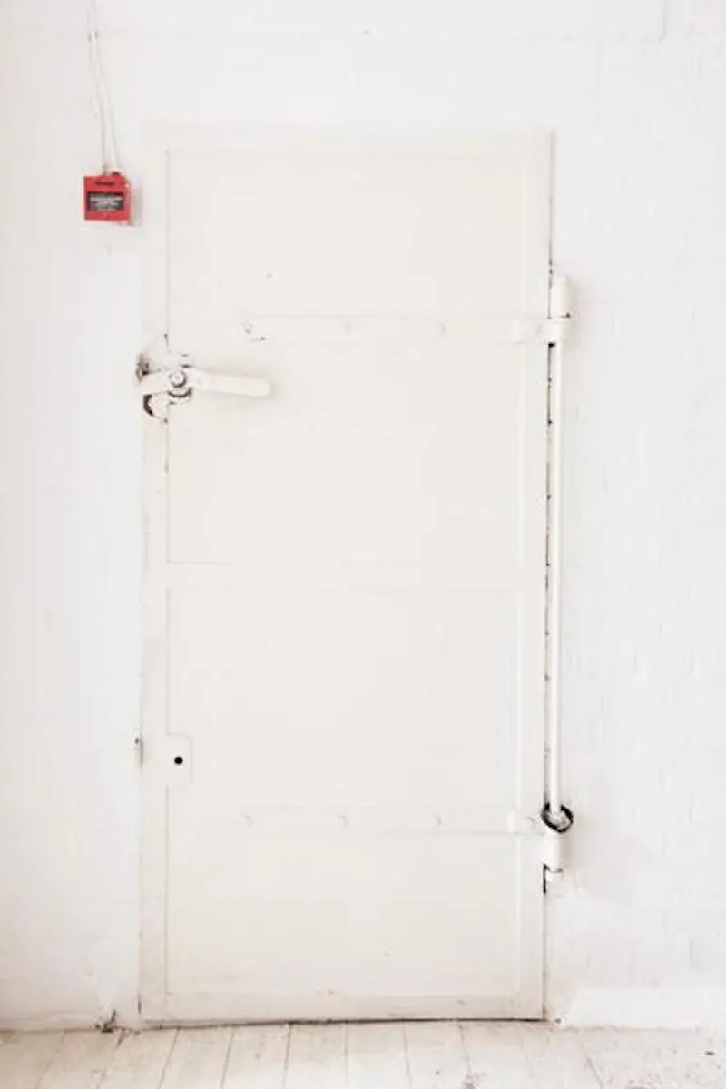 White distressed Hackney studio, N271 (photo 14)