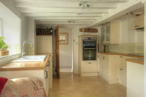 400-year old chocolate box cottage, C850