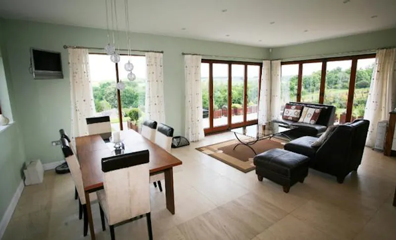 Dining room at Film location D2184 in Hertfordshire (photo 3)