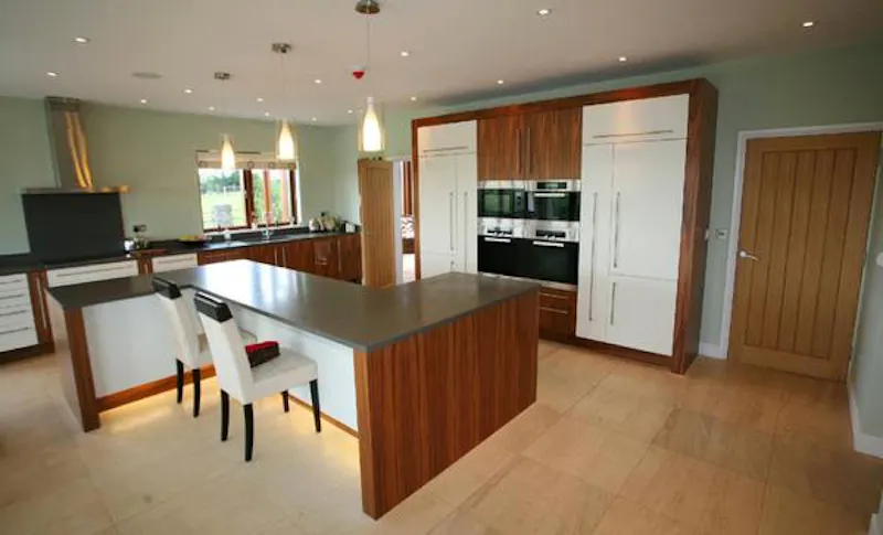 Kitchen at Film location D2184 in Hertfordshire (photo 4)