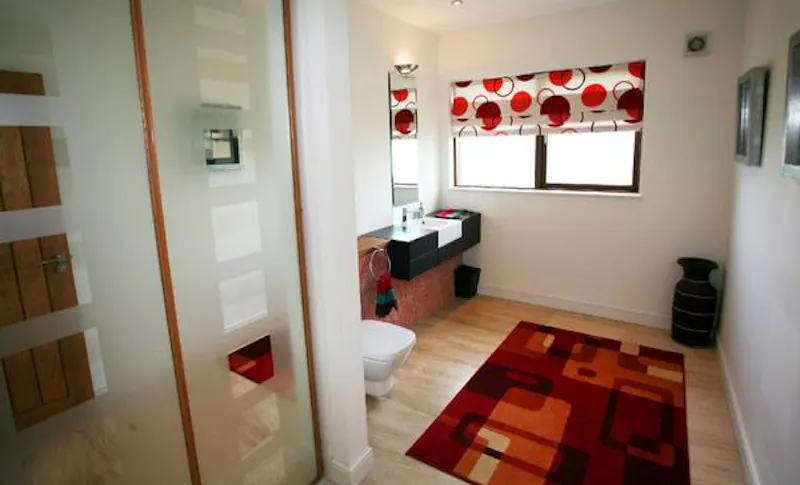 Bathroom at Film location D2184 in Hertfordshire (photo 9)