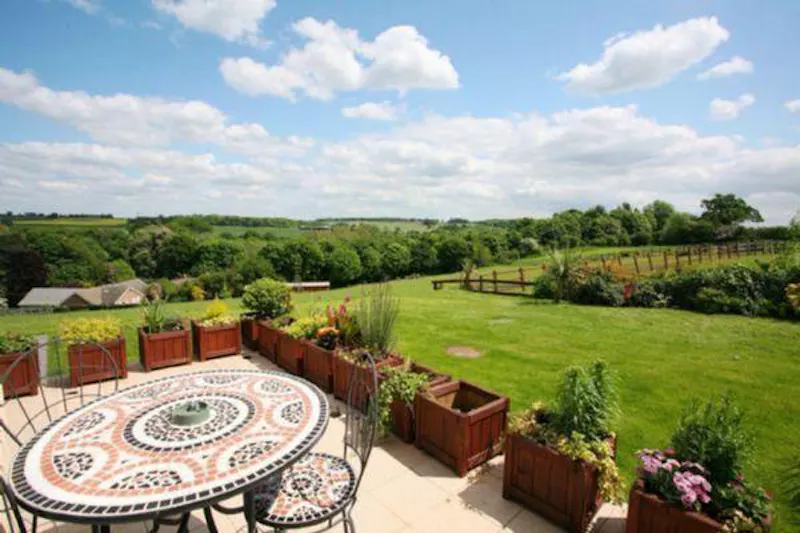 Garden at Film location D2184 in Hertfordshire (photo 10)