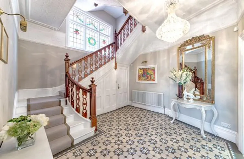 Entrance hall at Film location E400 in East Sussex (photo 6)