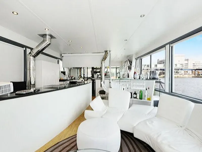 Kitchen at Opulent yacht in Isle of Dogs, HSE22 (photo 3)