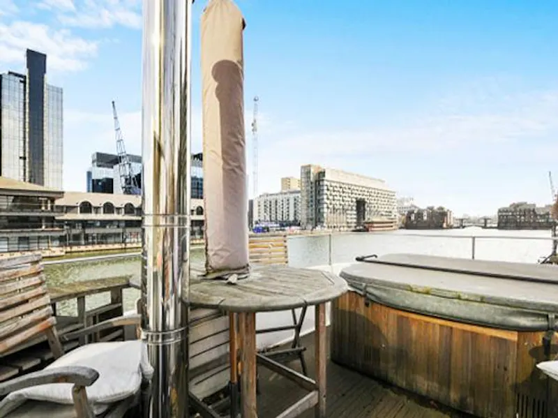 Jacuzzi at Opulent yacht in Isle of Dogs, HSE22 (photo 6)