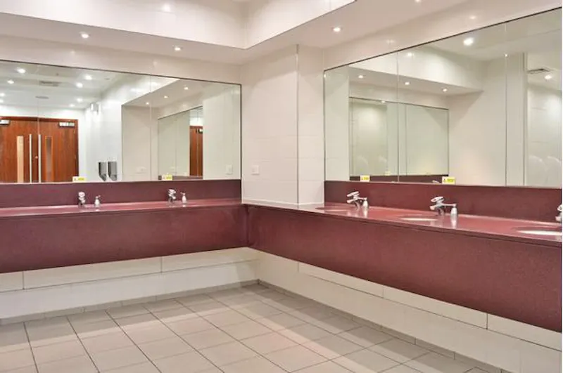 Bathroom at Neo-classical City ballroom, Q79 (photo 24)