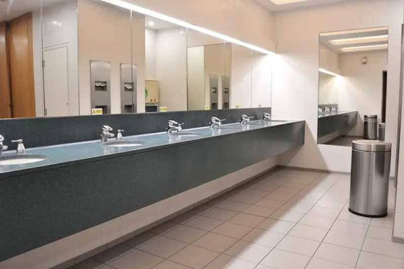Bathroom at Neo-classical City ballroom, Q79 (photo 20)