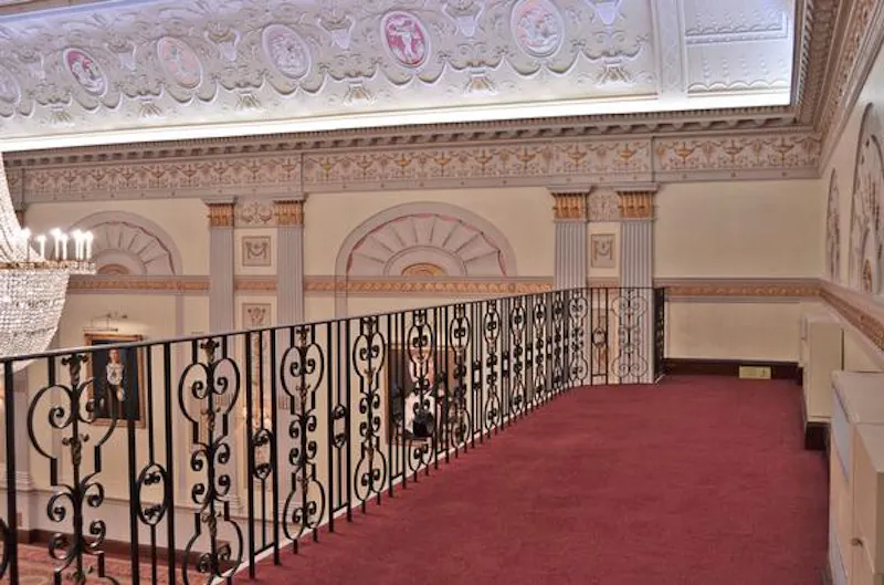 Balcony at Neo-classical City ballroom, Q79 (photo 17)