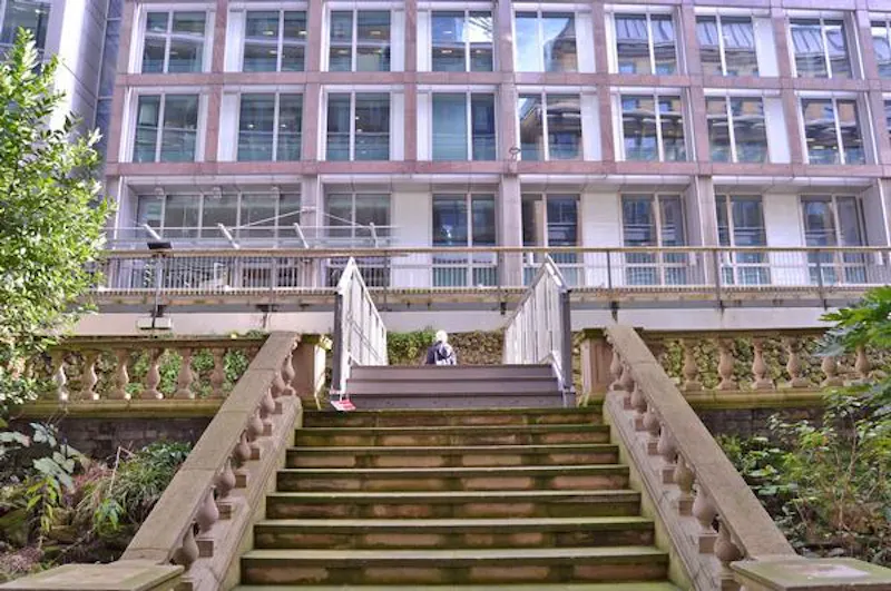 Neo-classical City ballroom, Q79 (photo 2)
