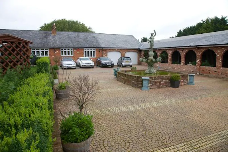 Spacious Winchester fun palace, D2187 (photo 1)