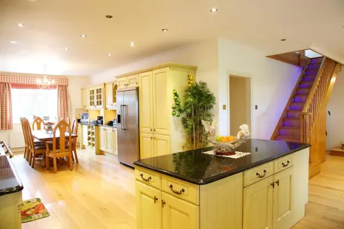 Spacious Winchester fun palace, D2187