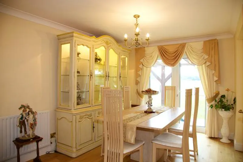 Dining room at Spacious Winchester fun palace, D2187 (photo 9)