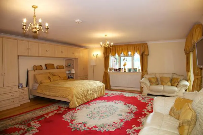 Bedroom at Spacious Winchester fun palace, D2187 (photo 10)