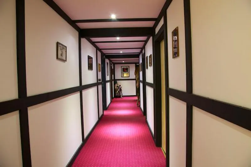 Corridor at Spacious Winchester fun palace, D2187 (photo 41)