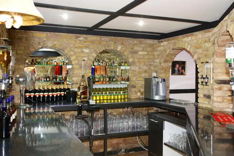 Bar at Spacious Winchester fun palace, D2187 (photo 50)