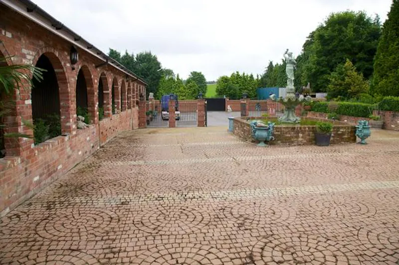 Driveway at Spacious Winchester fun palace, D2187 (photo 86)