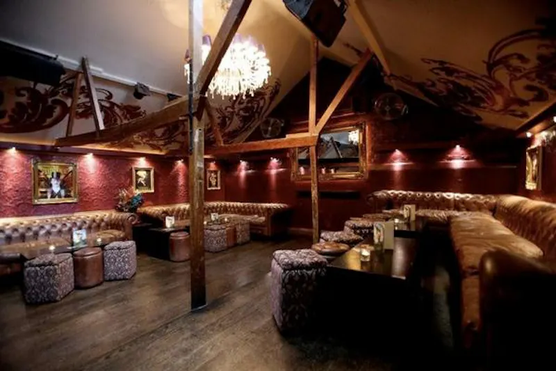 Beams at Battersea bar and nightclub, R787 (photo 3)