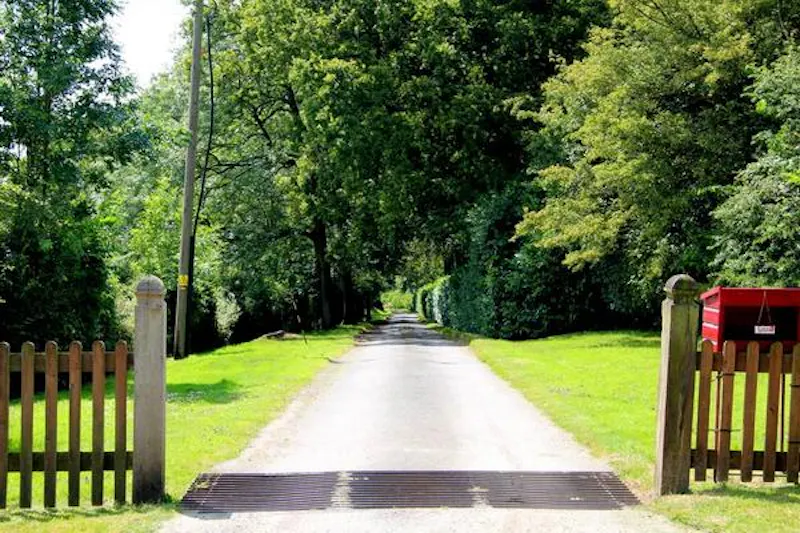 Driveway at Characterful house in Markbeech, B1643 (photo 18)