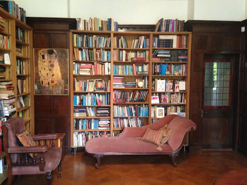 Library at Cricklewood house, B1645 (photo 16)