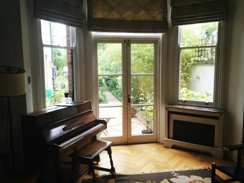 Piano at Cricklewood house, B1645 (photo 19)