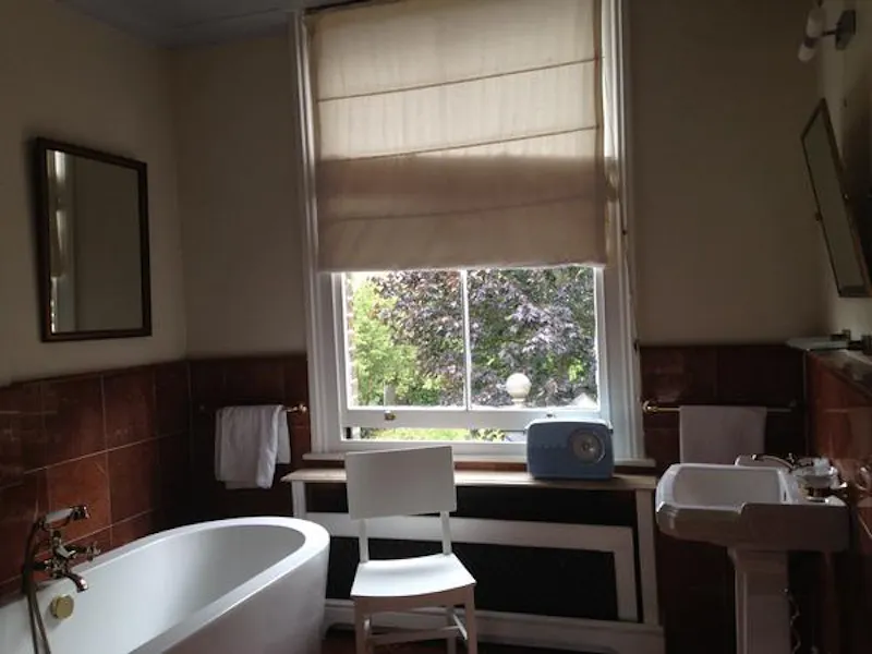 Bathroom at Cricklewood house, B1645 (photo 23)