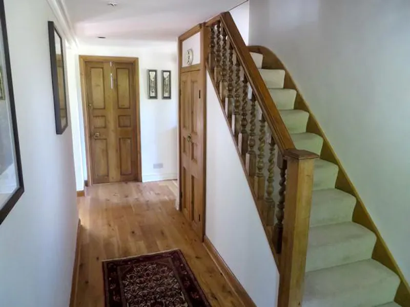 Entrance hall at Film location C852 in Surrey (photo 2)