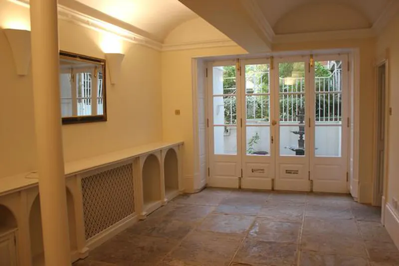 Vacant Richmond basement flat, F1056 (photo 3)