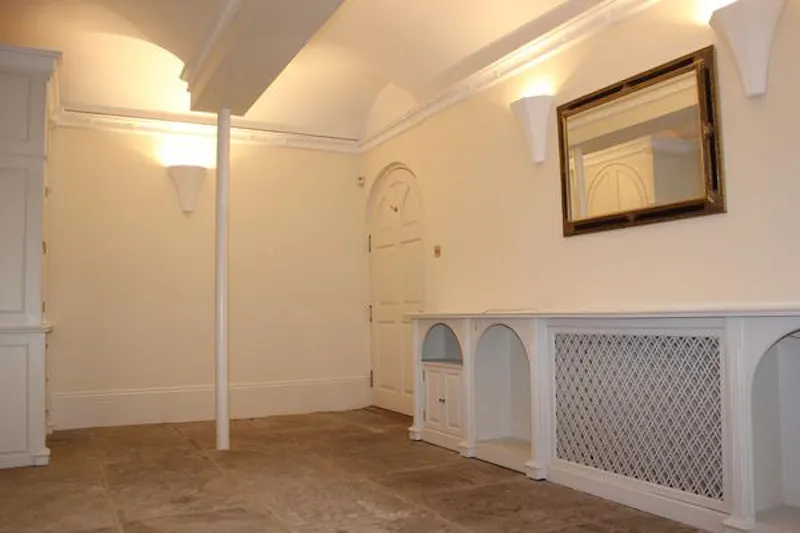 Vacant Richmond basement flat, F1056 (photo 8)