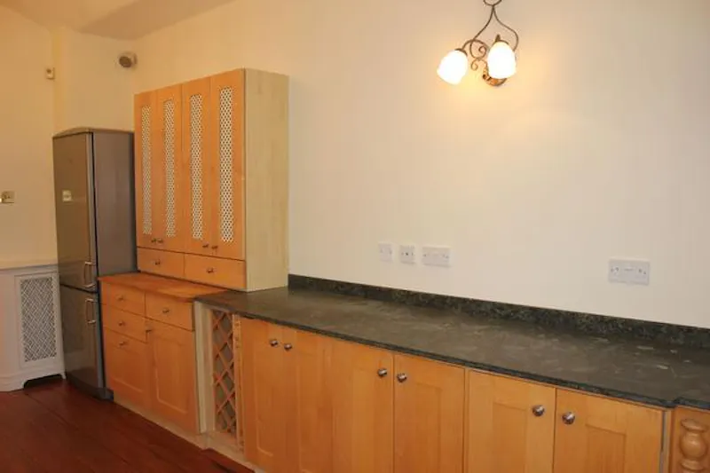 Vacant Richmond basement flat, F1056 (photo 11)