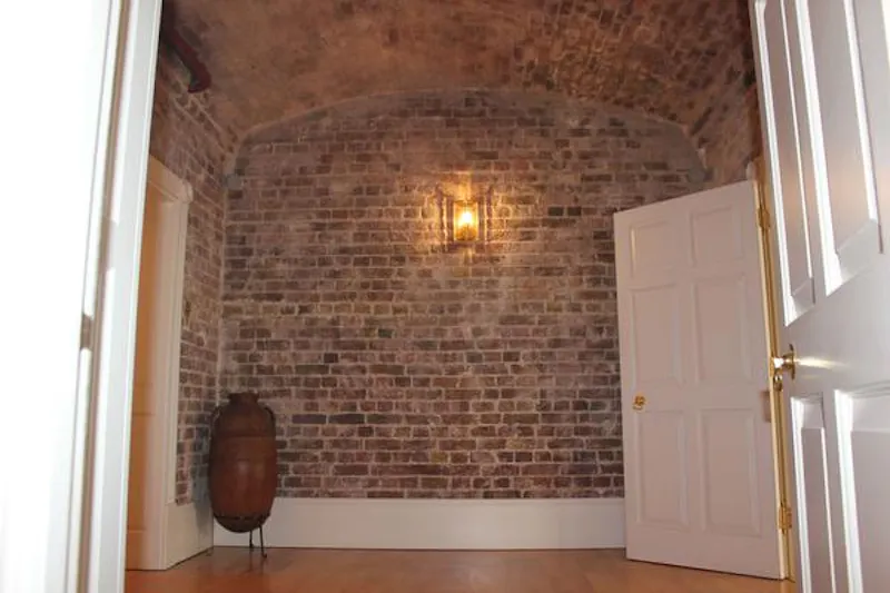 Exposed brick at Vacant Richmond basement flat, F1056 (photo 24)