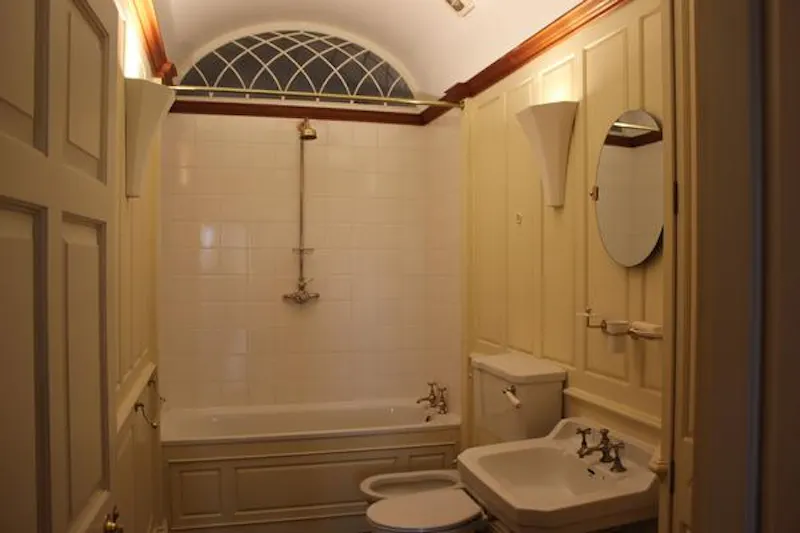 Bathroom at Vacant Richmond basement flat, F1056 (photo 26)