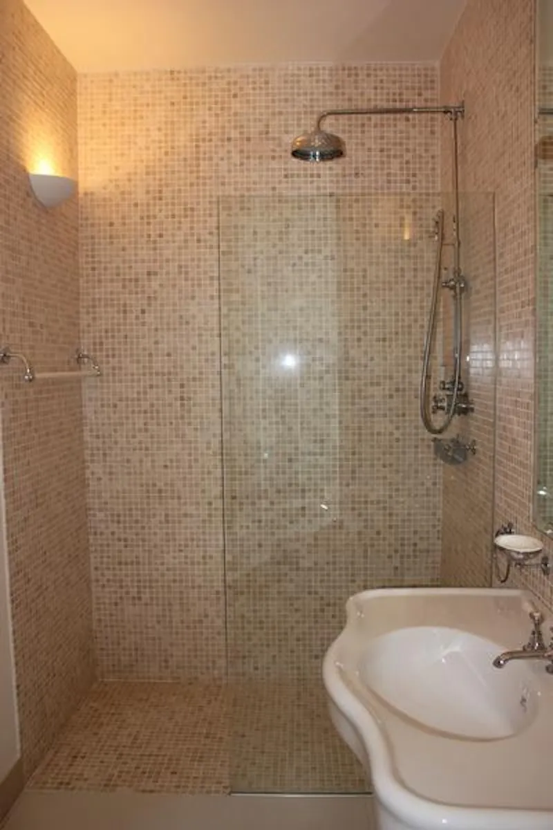 Vacant Richmond basement flat, F1056 (photo 28)
