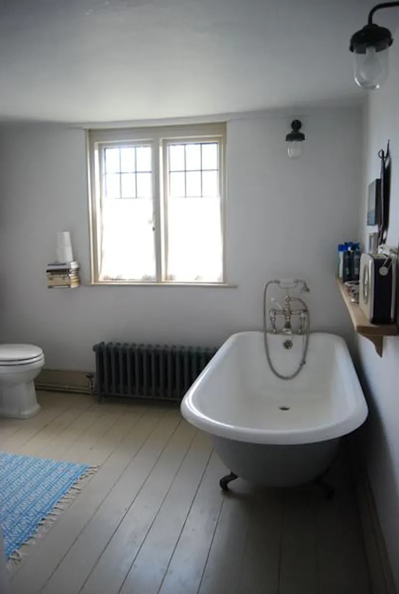 Bathroom at Film location C853 in Kent (photo 14)