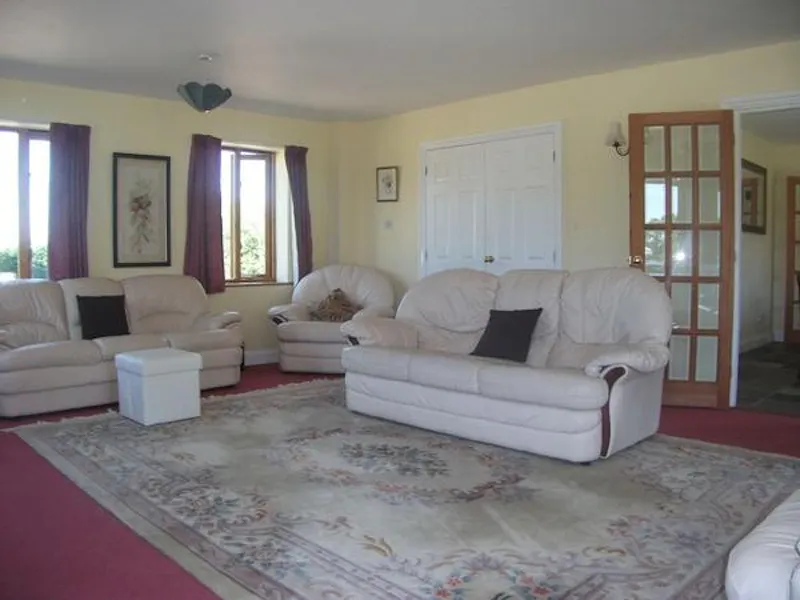 Living Room at Film location D2189 in Kent (photo 3)