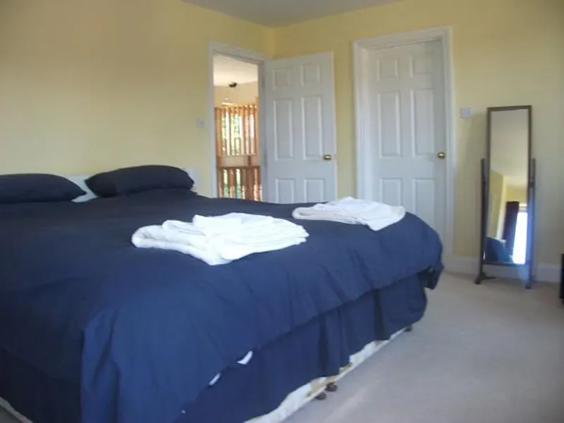Bedroom at Film location D2189 in Kent (photo 5)