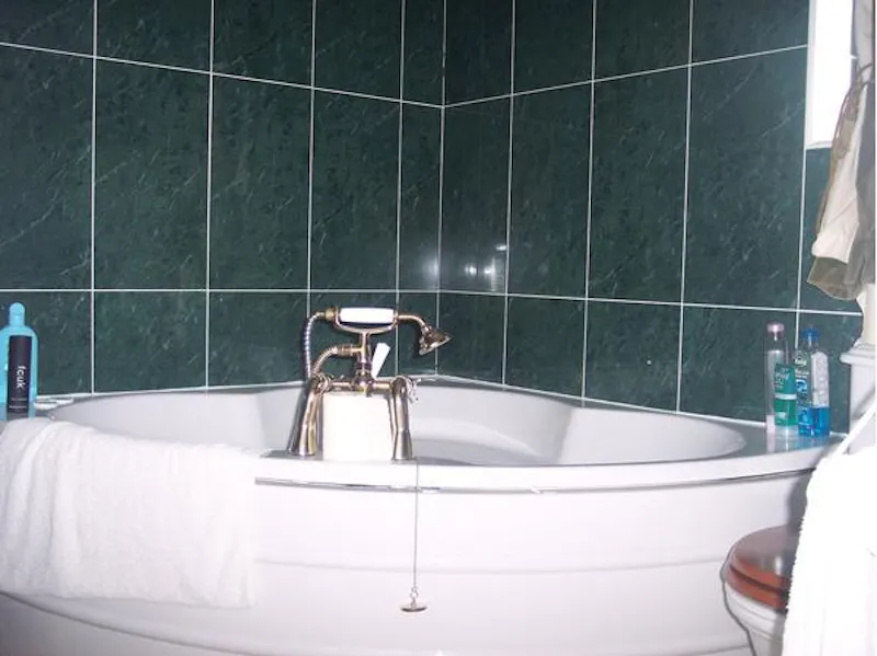 Bathroom at Film location D2189 in Kent (photo 12)
