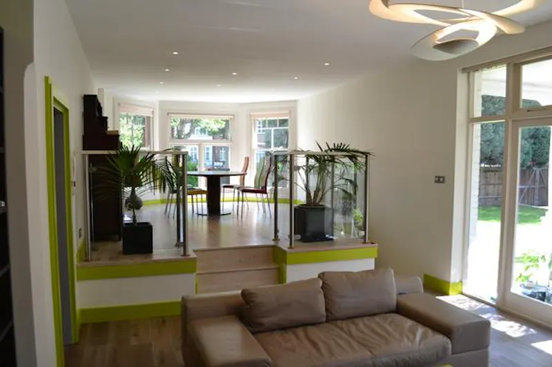 Dining room at Film location E403 in London (photo 2)