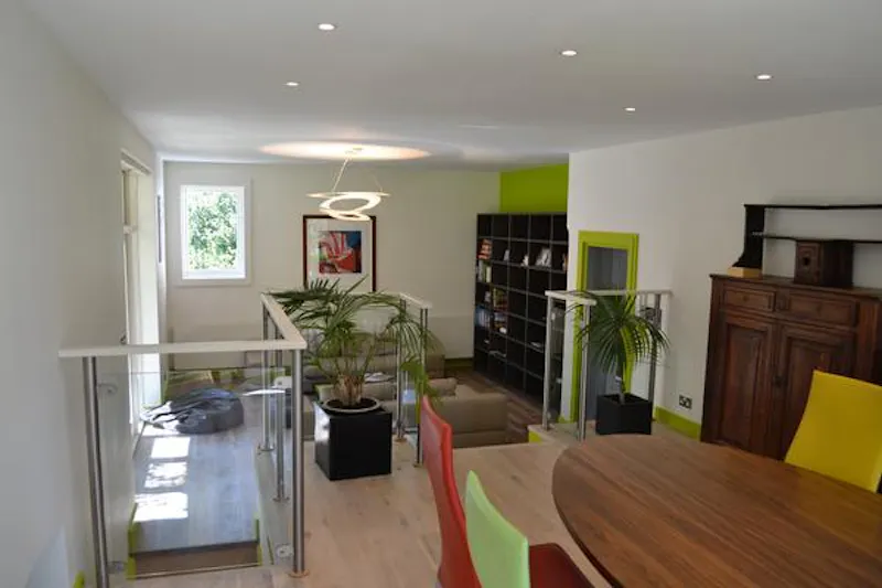 Living Room at Film location E403 in London (photo 3)