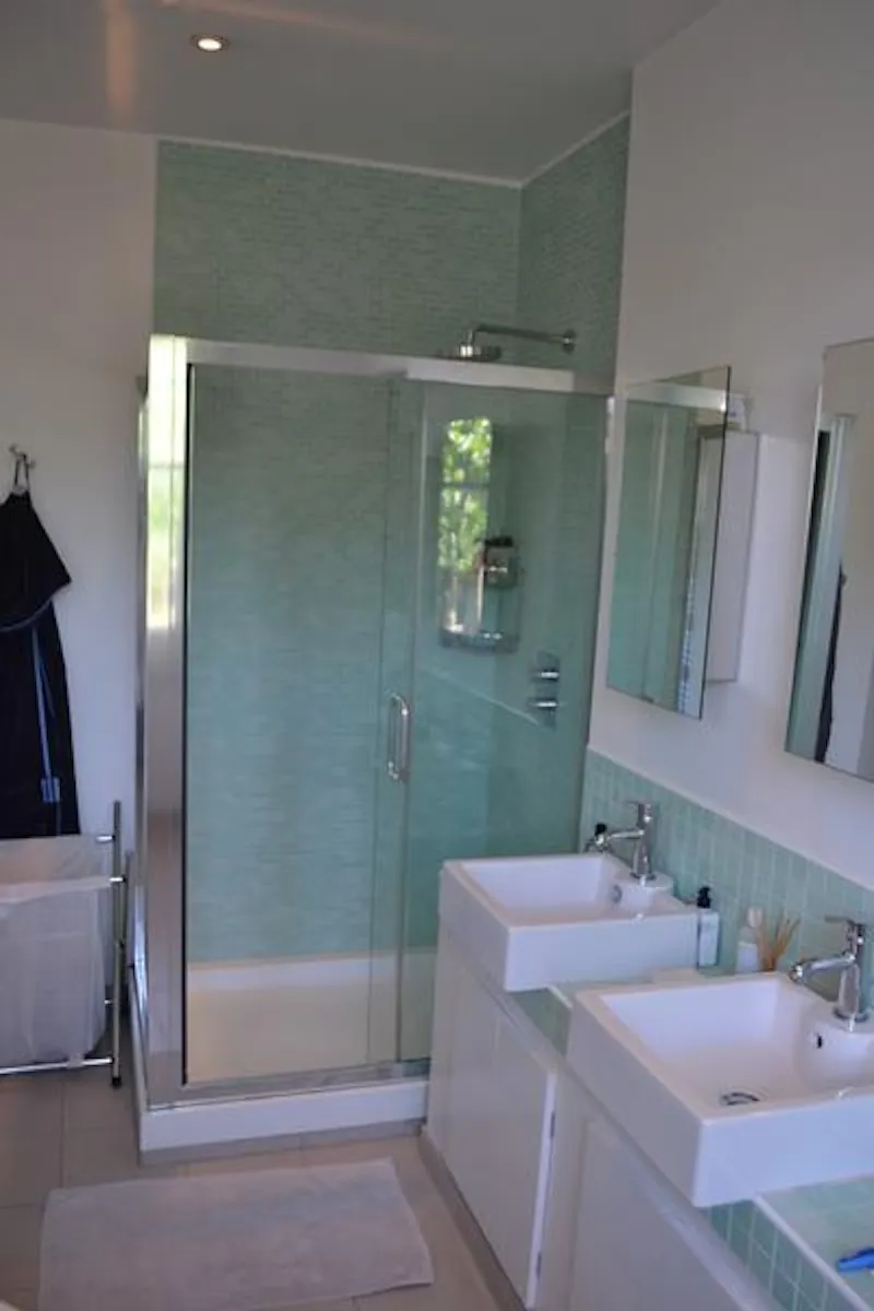 Bathroom at Film location E403 in London (photo 17)