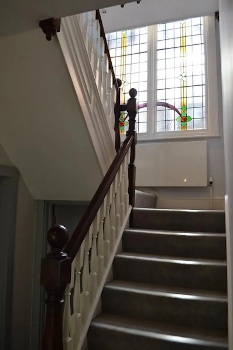 Staircase at Film location E403 in London (photo 24)
