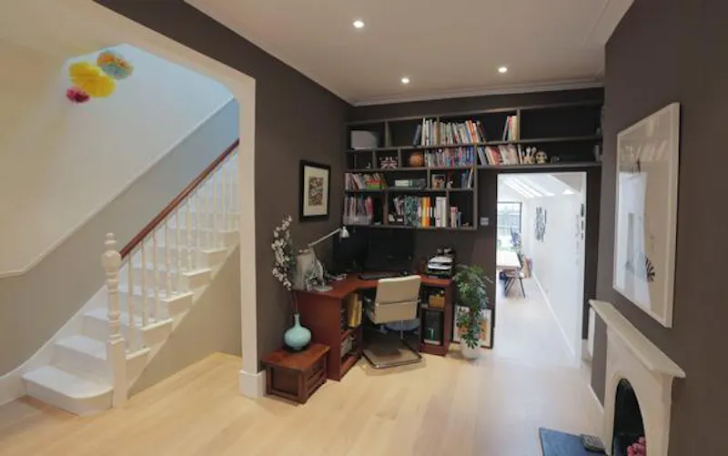 Staircase at Film location E404 in London (photo 14)