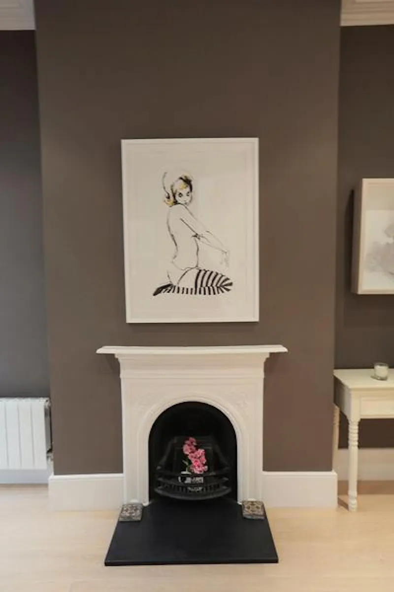 Fireplace at Film location E404 in London (photo 15)