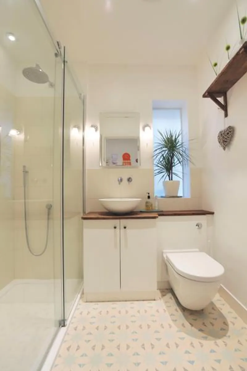 Bathroom at Film location E404 in London (photo 21)