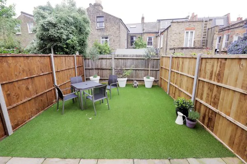 Garden at Film location E404 in London (photo 29)