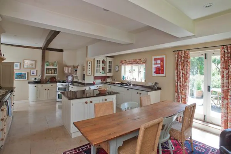 Dining room at Kent traditional country house, M286 (photo 4)